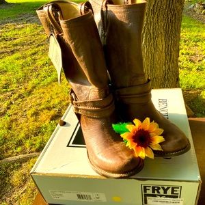 Frye boots. New ring on the side. Dark Brown🌸